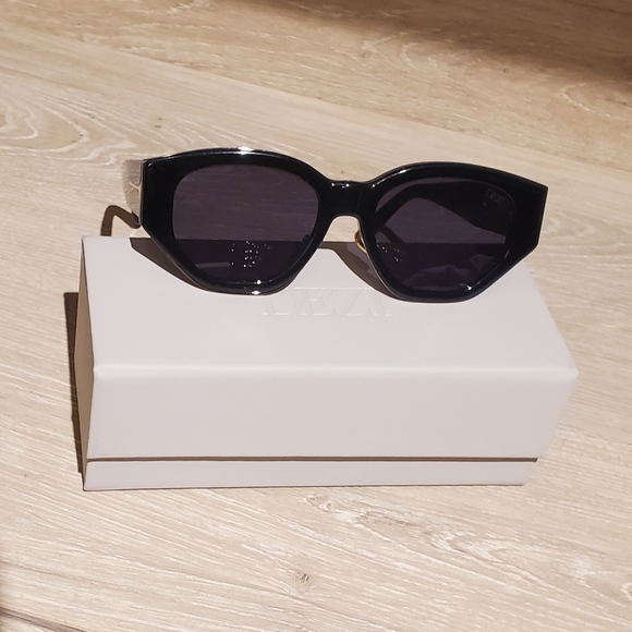 Dezi Charge It Sunglasses - Picture 5 of 6